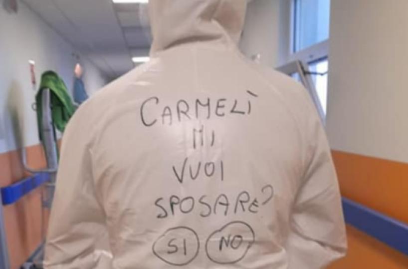 Brindisi, infermiere guarito fa proposta di matrimonio alla fidanzata scrivendola sulla tuta anti-Covid