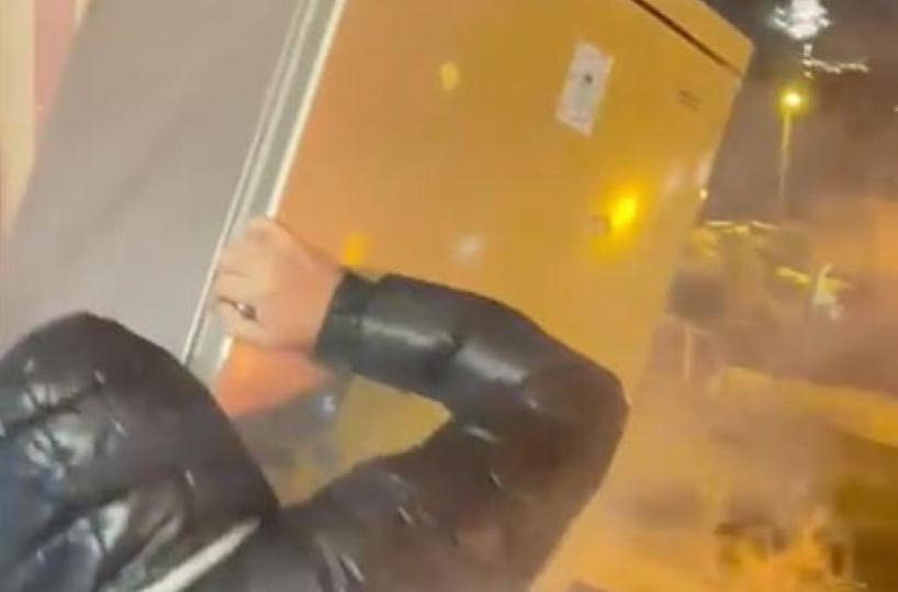 Taranto, lanciano frigorifero dal balcone a Capodanno: denunciate 4 persone, c'è anche un minore 