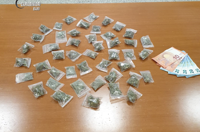 Barletta, in giro con 46 dosi di marijuana: arrestato 19enne