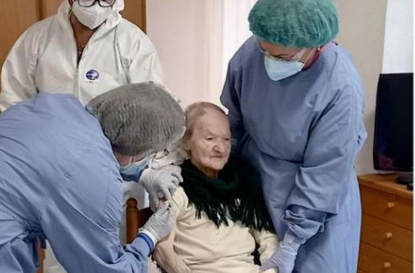 Puglia, piano vaccini Covid, le regole sul sito della Regione: dal 29 tocca ai «fragili». Prenotazioni web o in farmacia per over 60 e 70