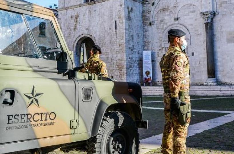 Corato, straniero dà in escandescenza in pieno centro: intervengono due militari dell'Esercito e lo bloccano
