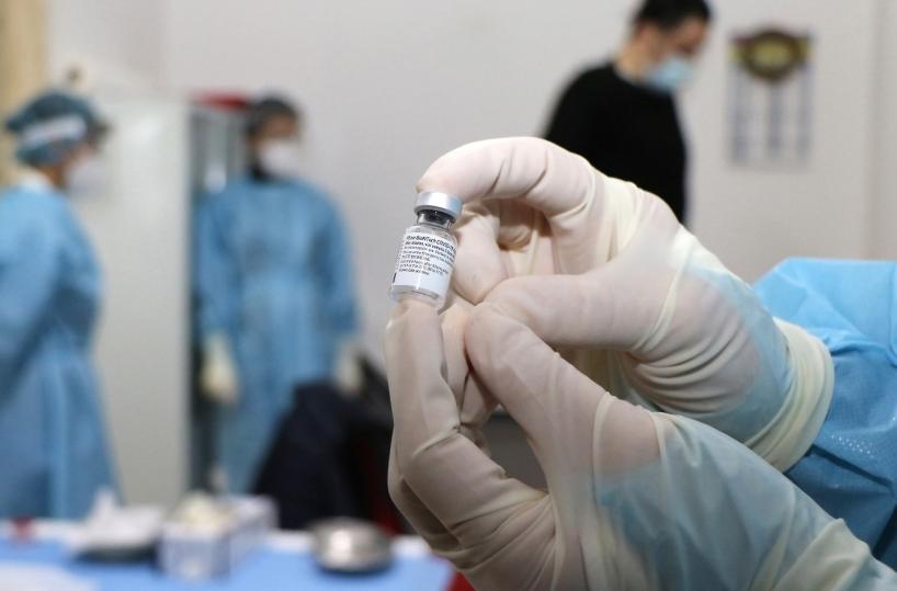 Puglia, vaccinato un quarto dei medici. Lopalco: ora andiamo nelle scuole. In Italia già 400mila dosi iniettate
