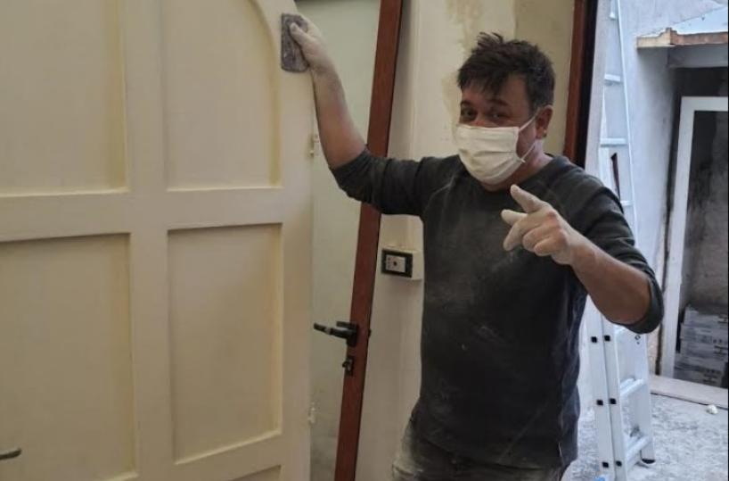 Specchia, la sua casa è vecchia e dissestata: l'intero paese gliela rimette a posto