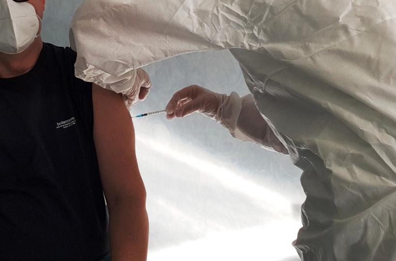 Brindisi, presidente Ordine dei Medici scrive alla Asl: «Vaccinate persone fuori lista»