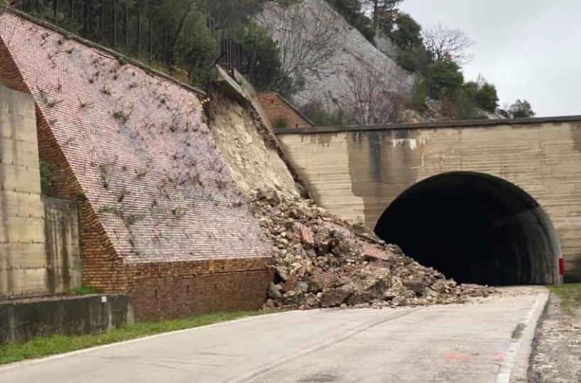 Maltempo in Puglia: a Orsara SS 90 chiusa per una frana sulla carreggiata