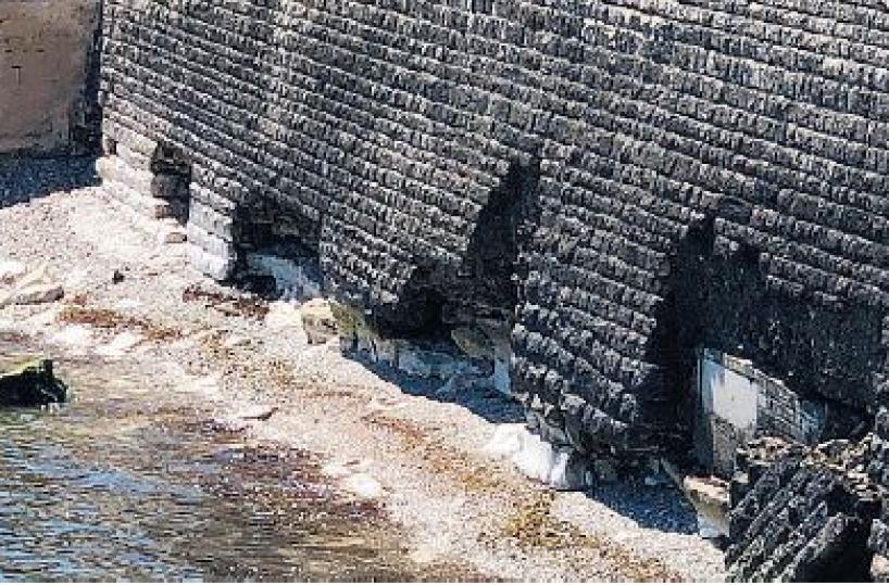 Trani, pericolo di crollo per il muraglione sul mare