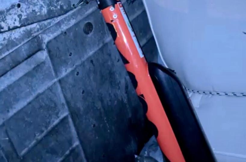 Bari, monopattino buttato in un cassonetto: recuperato grazie alla segnalazione di un utente