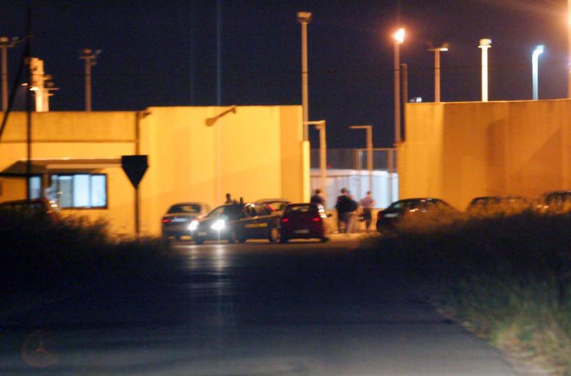 Nuova notte di protesta a Restinco: migranti bruciano materasso