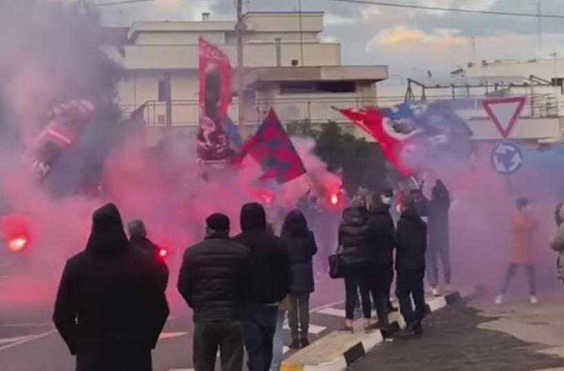 Casarano, funerale con assembramento: Covid ignorato per l'addio a un tifoso