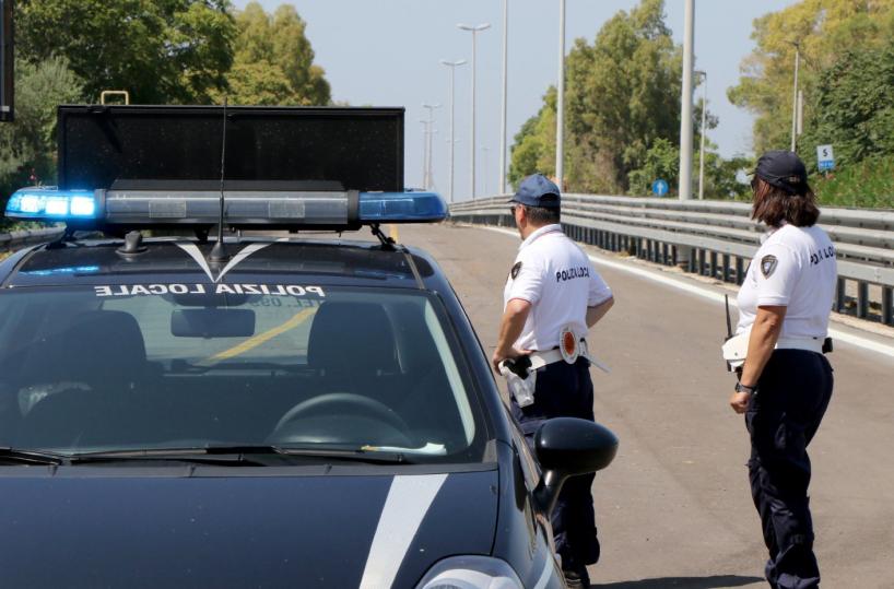 Taranto, circola con veicolo in fermo e fugge all'alt degli agenti: denunciato