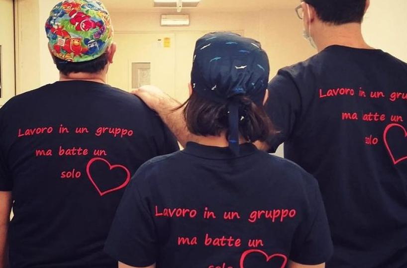 «Lavoro in un gruppo ma batte un cuore solo»: infermiera reparto Covid a Bari regala maglietta a colleghi