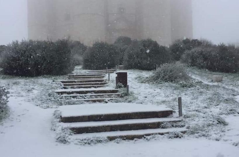 Primi fiocchi di neve in Puglia: Castel Del Monte e Murgia imbiancate