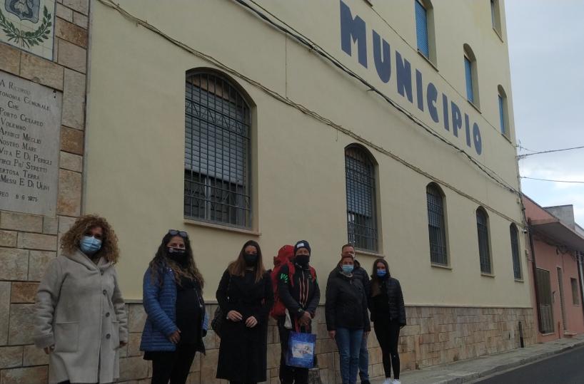 L'Alpino camminatore in giro per l'Italia fa tappa a Porto Cesareo: «Viaggio per sensibilizzare sulla sclerosi tuberosa»