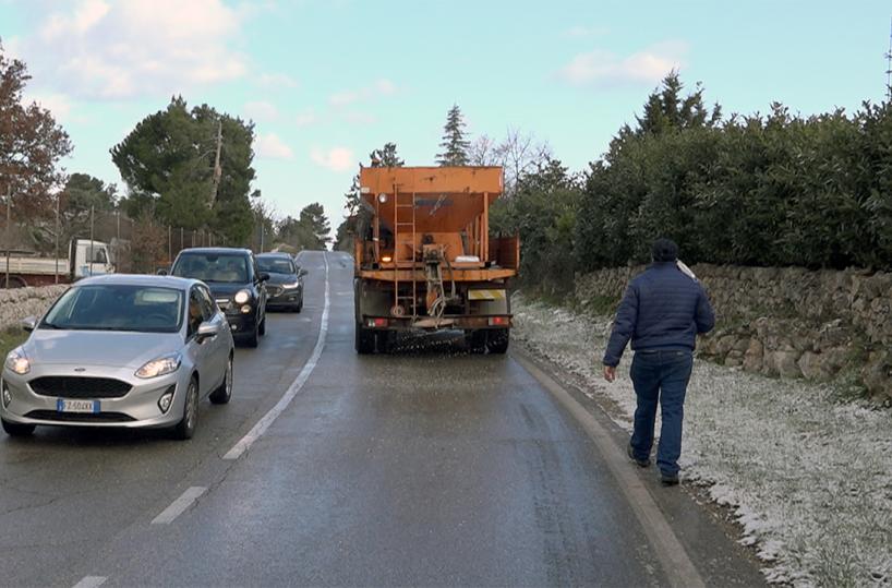Maltempo in Puglia: neve in Valle d'Itria, disagi per il ghiaccio nel Tarantino
