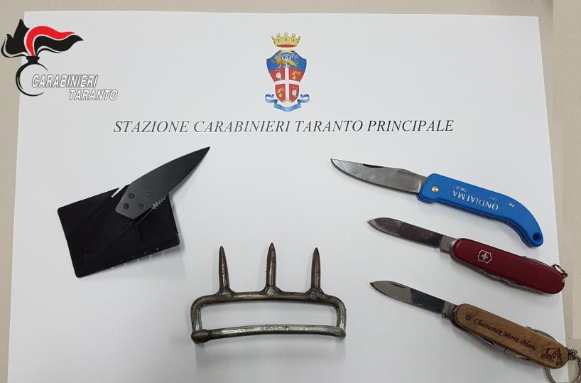 Taranto, tentano di entrare in Tribunale con coltelli e tirapugni: 5 denunciati