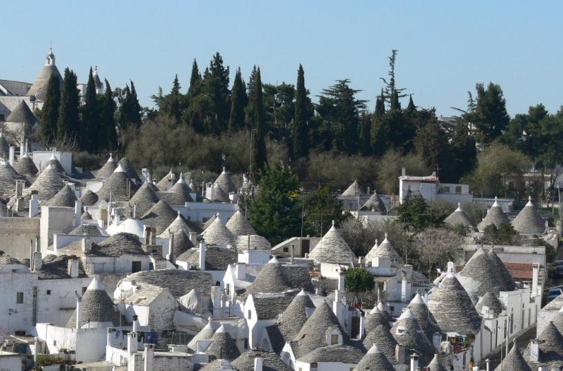 Sotto i trulli il matrimonio dura di più: ad Alberobello nozze d'oro per 27 coppie