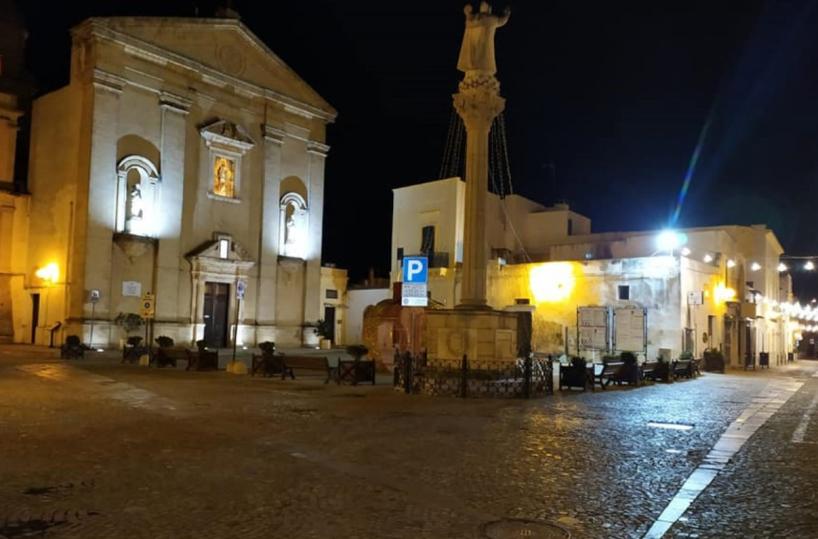 Taviano, il sindaco anti-assembramenti accompagna i vigili a fare le multe