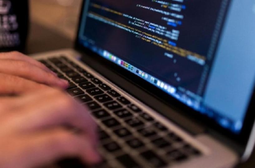 Custodisce e diffonde immagini pedopornografiche online: arrestato 45enne tarantino