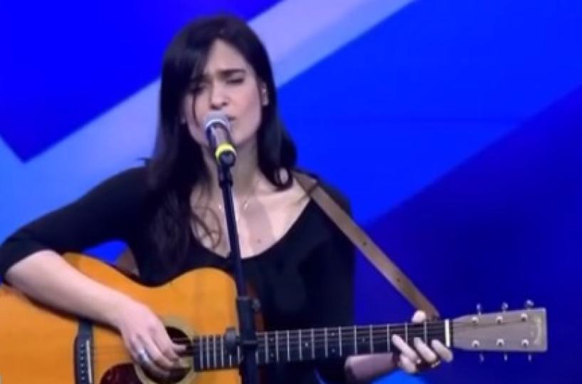 Erica Mou canta «Soldi» di Mahmood con «inserti» in barese: il risultato fa impazzire il web