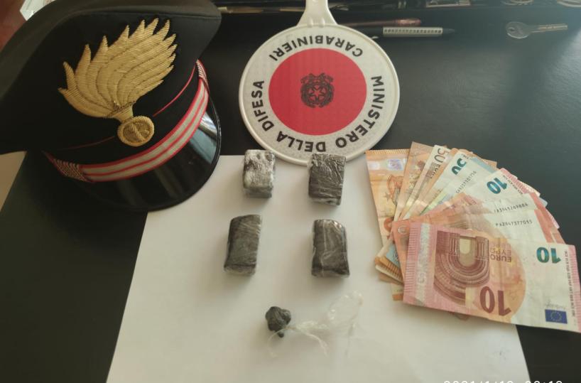Capurso, passa con il rosso durante il coprifuoco: nell'auto nascondeva droga, arrestato