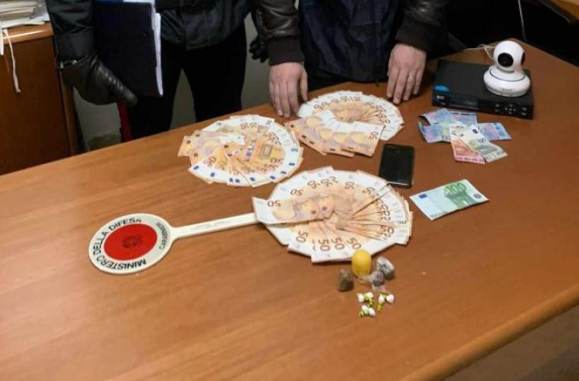 Marconia, sorpresa a spacciare cocaina e hashish in casa: arrestata 65enne