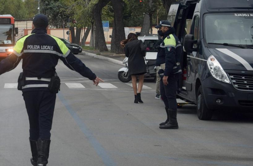 Foggia, controlli polizia locale: sequestrate mascherine vendute in strada senza permesso