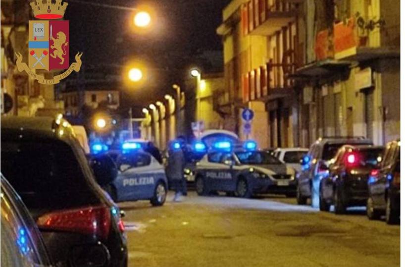 Taranto, coppia ruba in un market e investe un dipendente: fermati