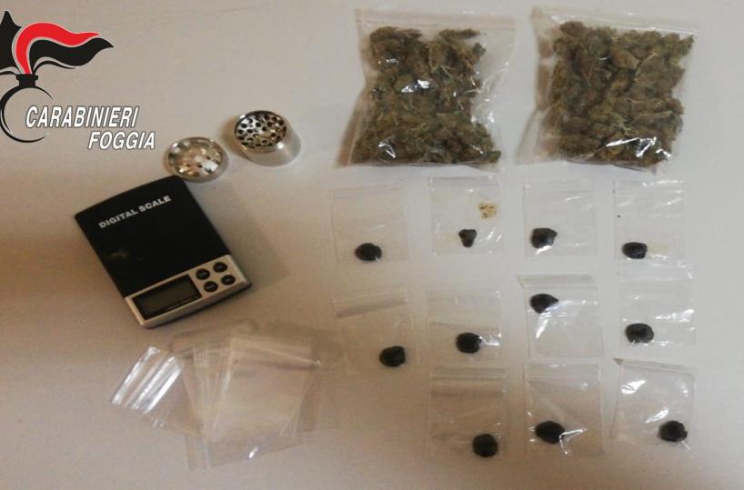 Foggia, tenta di disfarsi dello stupefacente alla vista dei carabinieri: arrestato pusher 18enne 