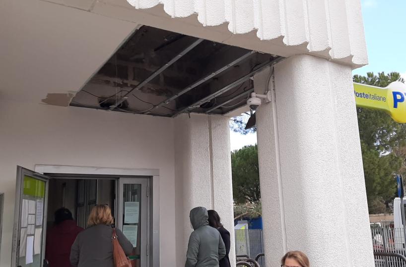 Bitritto, tragedia sfiorata: crolla controsoffitto all’ingresso dell’ufficio postale 