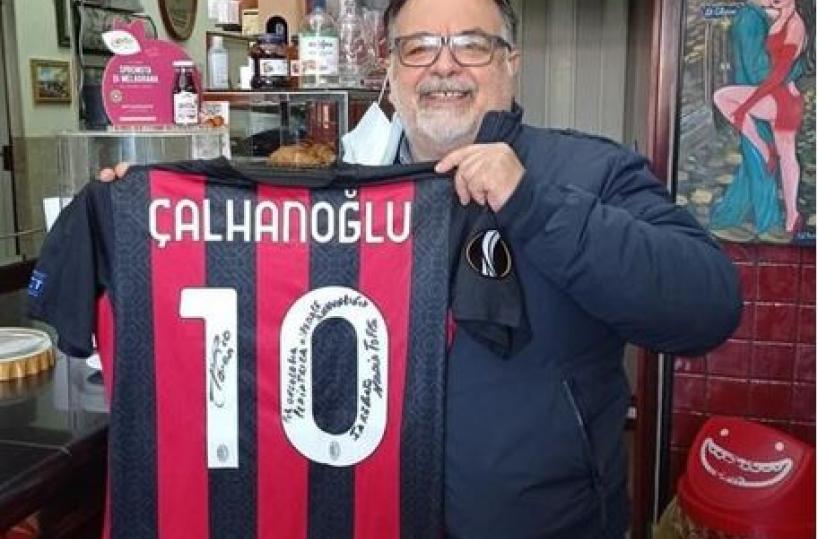 Taranto, Calhanoglu del Milan dona maglia a reparto pediatria del Santissima Annunziata 