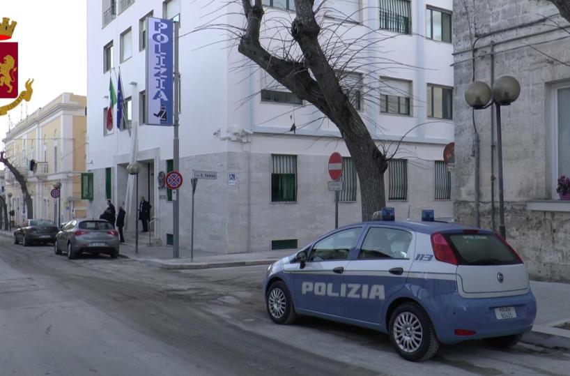Matera, picchia moglie e figli e li minaccia con pistola: arrestato 54enne tunisino 