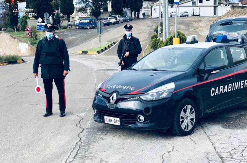 Matera, picchiava la moglie e le figlie piccole: arrestato 44enne