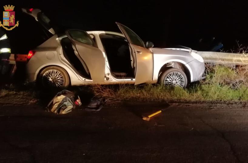 Spinazzola, all'alt della Polizia fuggono con auto rubata e finiscono contro guardrail