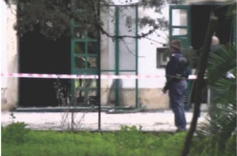 Cutrofiano, bomba contro l'auto di una donna: villa sventrata da un’esplosione 