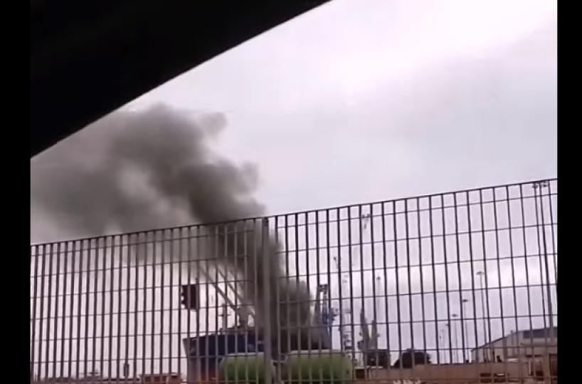 Gru che scarica coke per Mittal brucia nel porto: non ci sono feriti ma è allarme emissioni