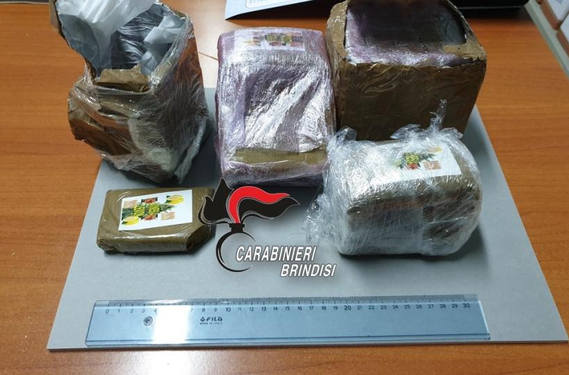 Fasano, colti in flagrante con 2,3 kg di hashish in uno zaino: 3 arresti