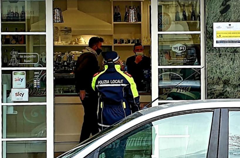 Trani: il bar serve ai tavoli, il sindaco manda i vigili