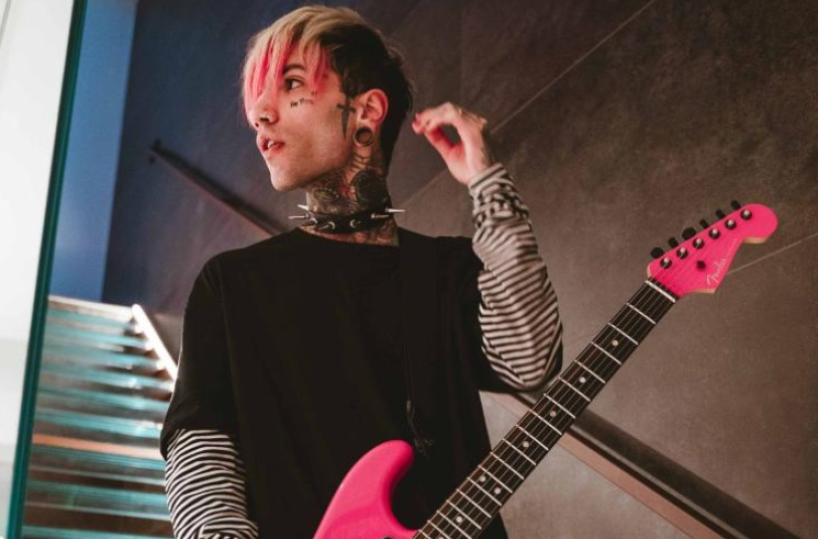«Coca e Whisky», il pop-punk di GionnyScandal aiuta a non avere paura dell'abbandono