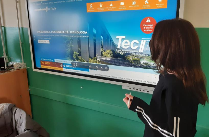 Scuola, Aspi dona due lavagne multimediali a Istituto Bari