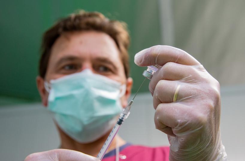 Vaccini Covid 19, al Policlinico di Bari le prime dosi per 300 studenti