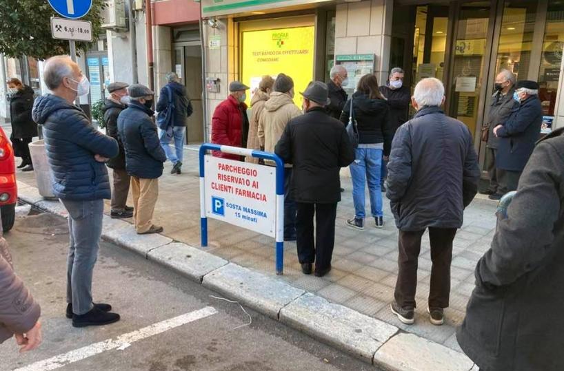 Puglia, prenotazioni vaccini: è falsa partenza, sito ko, cup intasato farmacie a singhiozzo