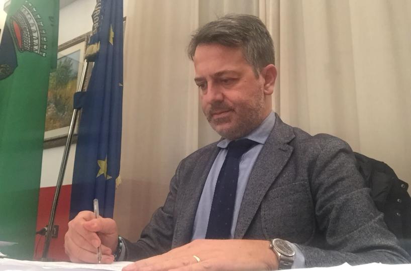 Santeramo, sindaco chiude le scuole: «Casi Covid da zona rossa»