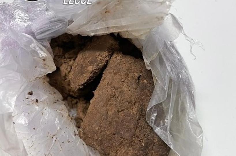 Nascondeva in casa 3 etti di eroina e 5 di marijuana: 43enne arrestato