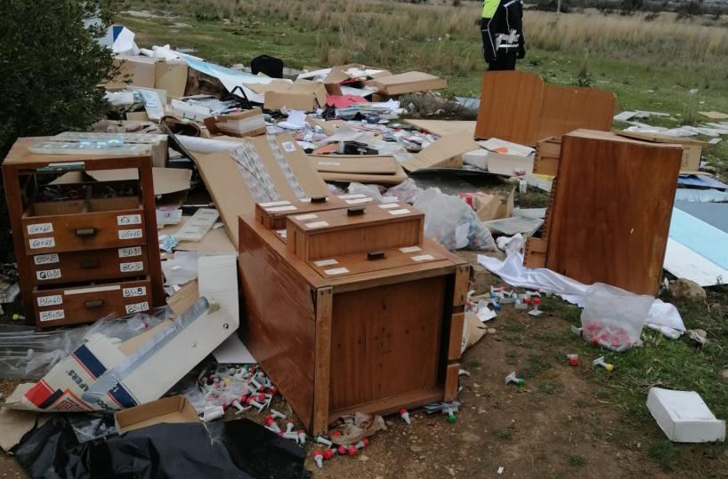 Taranto, blitz della Polizia in un'area adibita a discarica: si «indaga» tra i rifiuti