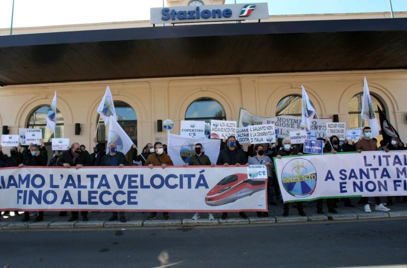 Treni veloci, a Lecce manifestanti «divisi» per la presenza delle bandiere dei partiti