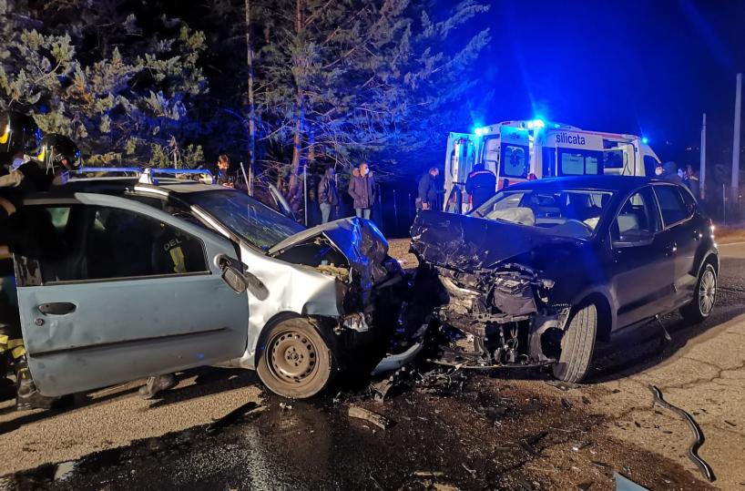 Potenza, scontro frontale tra 2 auto: 3 i feriti, uno è incastrato tra le lamiere