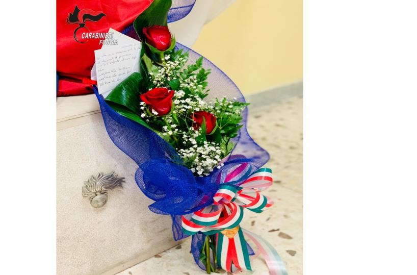 San Severo, donna lascia fiori avvolti da nastro tricolore alla caserma CC: «Condoglianze all'Arma e grazie»