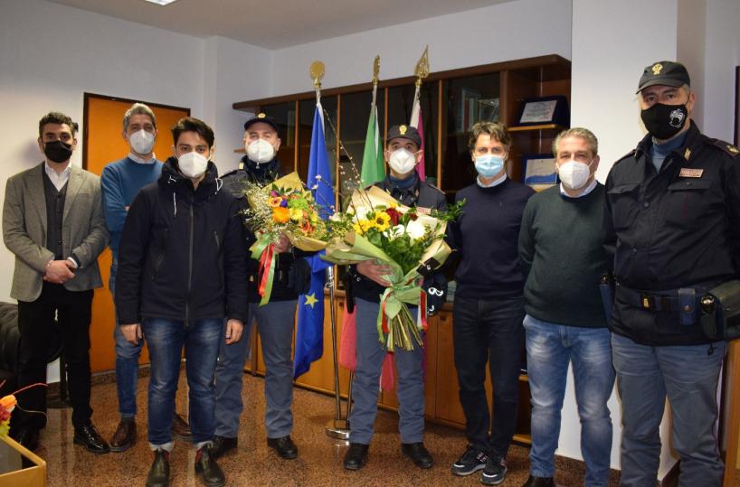 Foggia, fiori per la Polizia dopo arresti per omicidio tabaccaio: la città abbraccia gli agenti