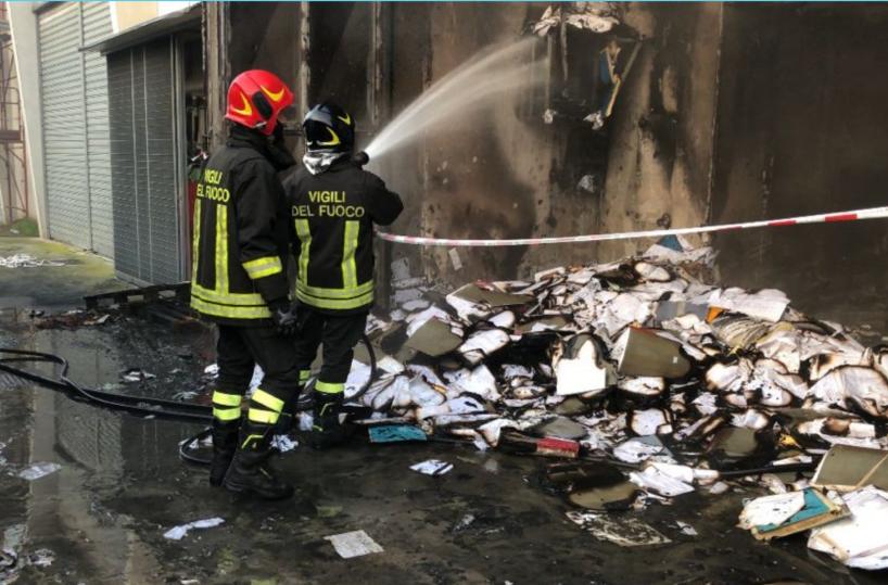 Lecce, rogo nel parcheggio dell'ospedale: a fuoco archivi cartelle cliniche 2018-19