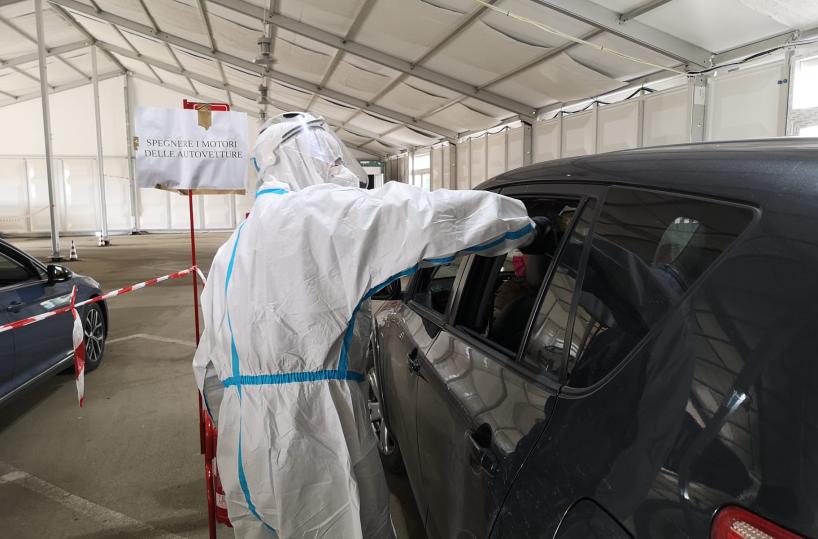 Tamponi da rifare a Potenza, vaccini a Matera: che caos